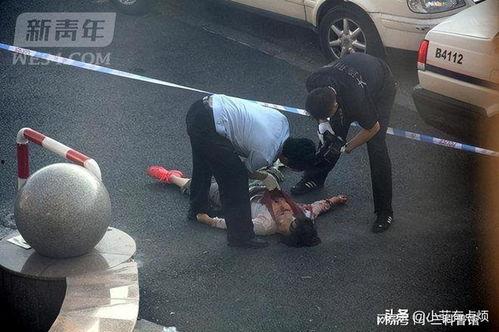 女子吃瓜路边被踢视频,引发网友热议！