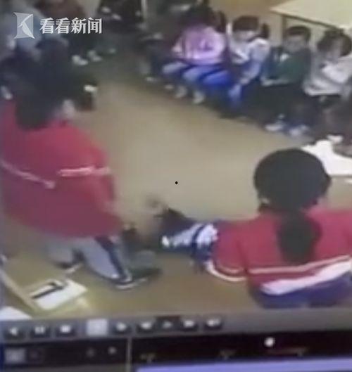 女子吃瓜路边被踢视频,引发网友热议！