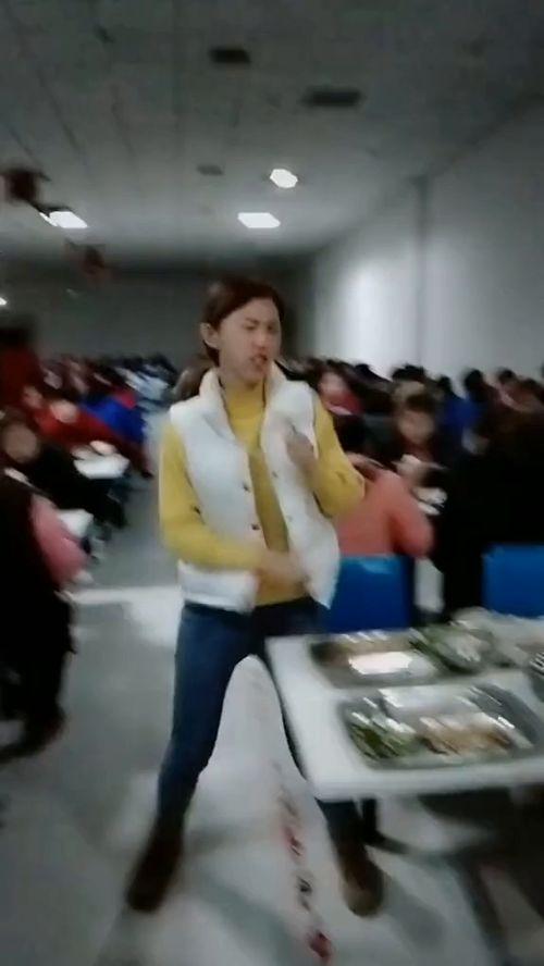 酒吧女跳舞吃瓜视频,女舞者吃瓜视频引发热议