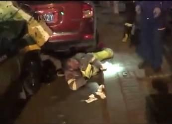 大爷看热闹吃瓜视频,瓜田笑谈生活百态