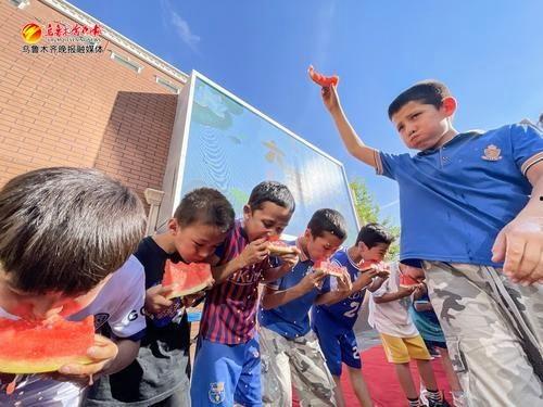 吃瓜比赛视频模板幼儿园,萌娃们趣味横生的“瓜界”争霸