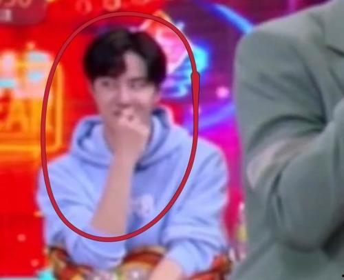 王一博贴脸吃瓜视频,萌态十足引网友热议