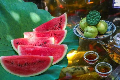 玩水吃瓜视频,玩水吃瓜，畅享清凉时光