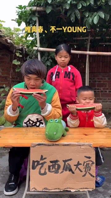 幼崽吃瓜搞笑视频大全集,搞笑视频大全集来袭！