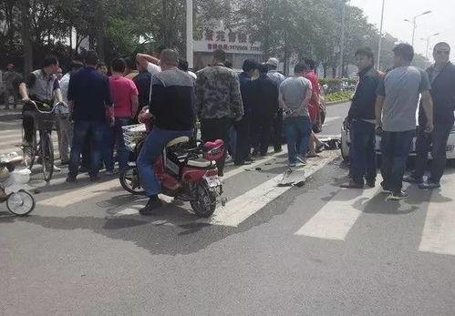 撞车吃瓜被撞视频大全,带你领略车祸现场惊魂时刻